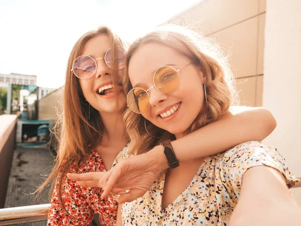 Duas Jovens Bonitas Sorridentes Hipster Fêmea Moda Verão Sundress Sexy — Fotografia de Stock