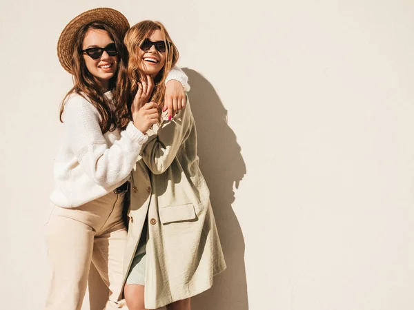Dos Jóvenes Hermosas Hembras Hipster Sonrientes Suéter Abrigo Blanco Moda —  Fotos de Stock