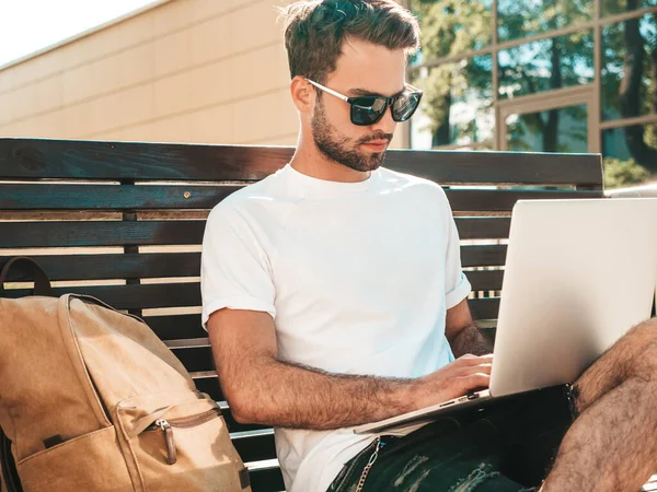 Hezký Usměvavý Stylový Hipster Lambersexual Model Módní Muž Sedí Lavičce — Stock fotografie