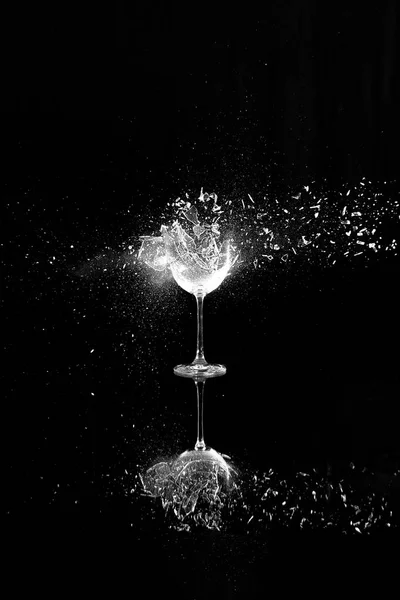 Copo Vinho Quebrando Com Reflexo Copo Vinho Pegou Explosão Meados — Fotografia de Stock