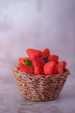 Çilek gri arka plan üzerinde. Metne yerleştirin.