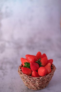 Çilek gri arka plan üzerinde. Metne yerleştirin.