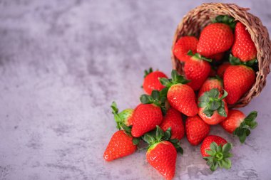 Çilek gri arka plan üzerinde. Metne yerleştirin.