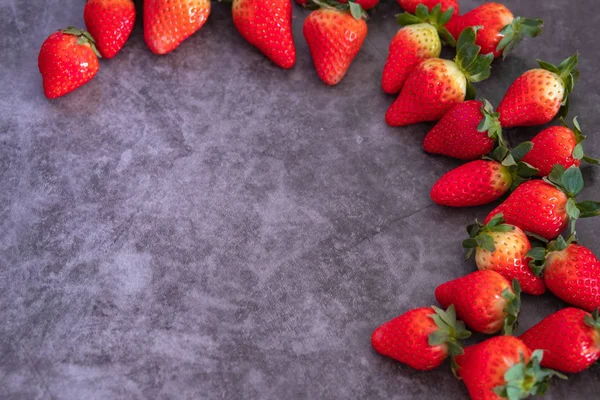 Siyah arka plan üzerine çilek. Metne yerleştirin.