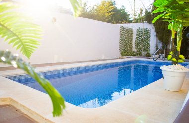 büyük dikdörtgen havuz okyanus arka planı