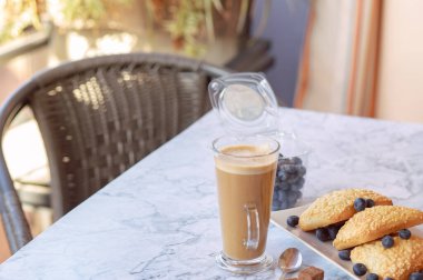 Kahve dükkanında Ciabatta ile sütlü kahve hazırlıyor.