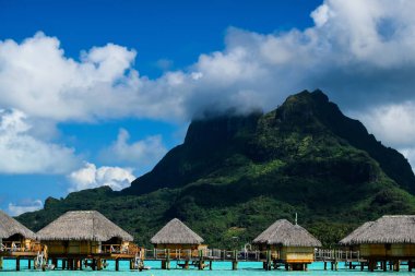 Kulübe mavi su üzerinde 