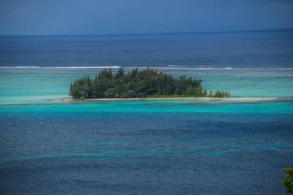 Ilha Meio Oceano Azul — Fotografia de Stock