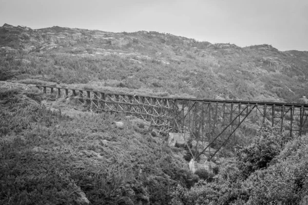 山の中の古い列車橋 — ストック写真
