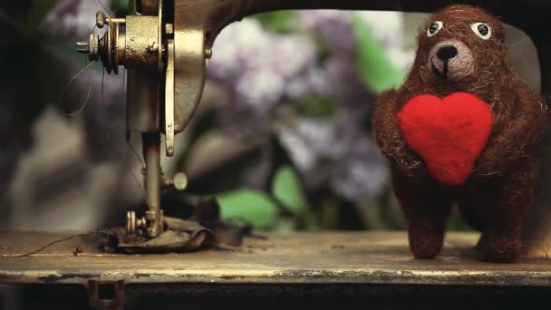 Μαλλί Αρκούδας Καρδιά Ραπτομηχανή — Αρχείο Βίντεο