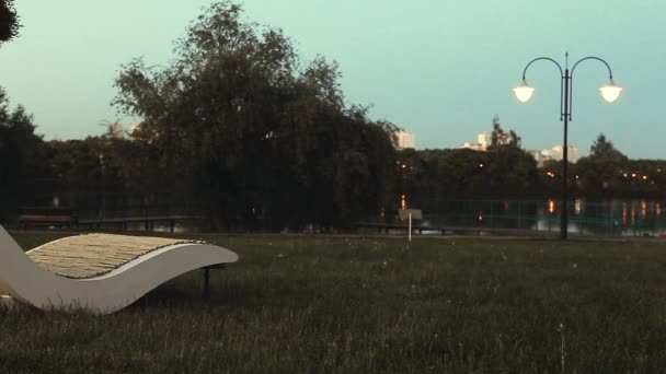Вечерняя Скамейка Летнего Парка — стоковое видео