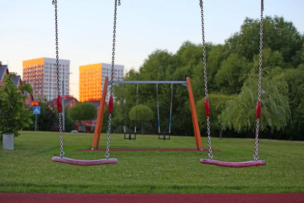 遊び場スイング夜公園 — ストック写真