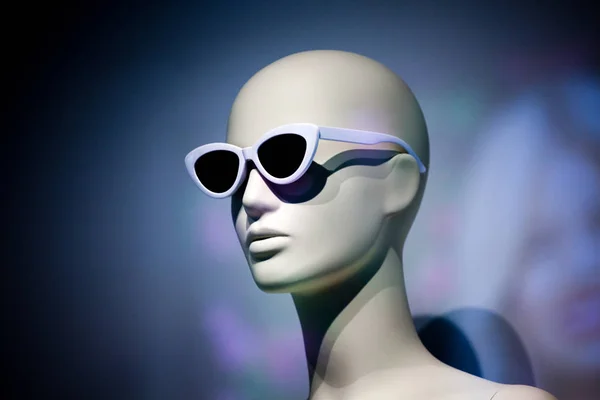 Γυναίκα Μανεκέν Γυαλιά Ηλίου Βάθρο — Φωτογραφία Αρχείου