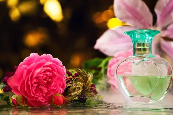 Glas Waterdruppels Parfum Fles Rook Studio Bloemen — Stockfoto