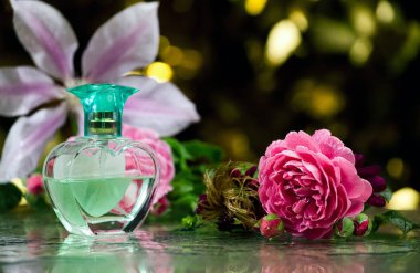 Cam parfüm bottle yeşil kalp stüdyo su çiçekler düşer