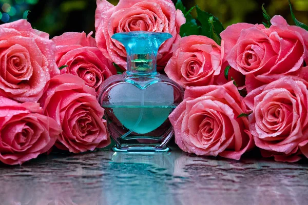 Bottiglia Profumo Vetro Fumo Studio Gocce Acqua Fiori Rosa — Foto Stock