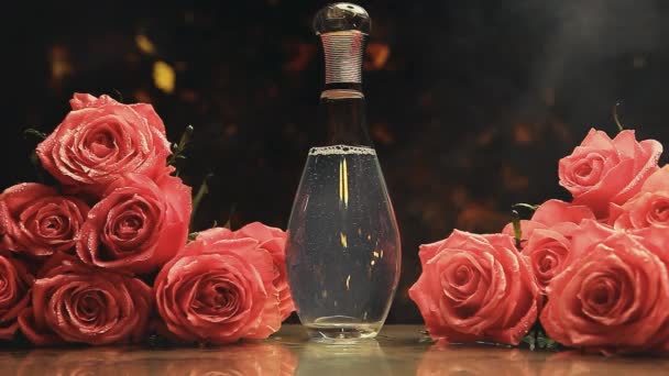 Frasco Perfume Vidro Fumaça Estúdio Gotas Água Rosa Flores — Vídeo de Stock