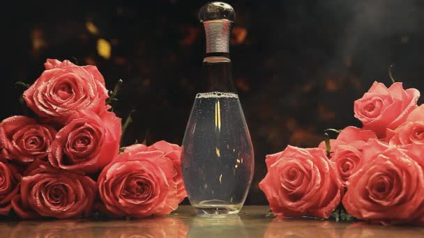 Glas Parfümflasche Rauch Studio Wasser Tropfen Rose Blumen