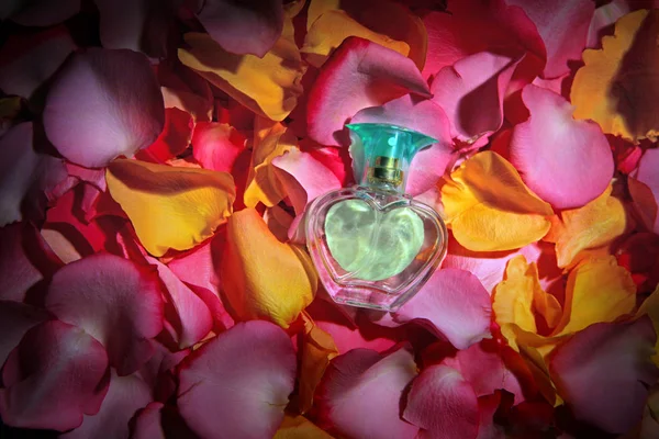 バラの花びら香水をガラスします — ストック写真