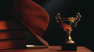 Gold Kupası kitaplar şapka 