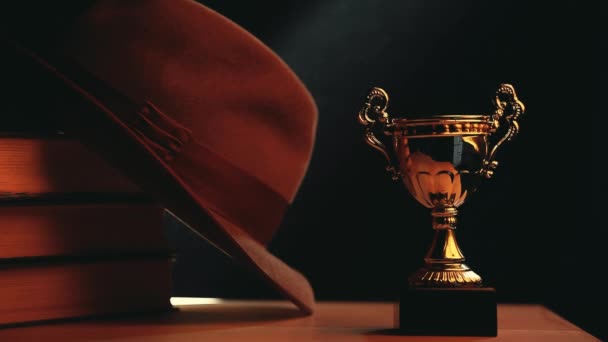 Oro Copa Libros Sombrero — Vídeo de stock