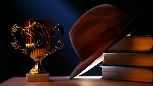 Oro Copa Libros Sombrero — Vídeo de stock