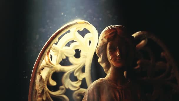 Старий Керамічний Ангел Темний Фон — стокове відео