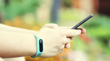 Smartphone bilezik mans el baskı Bahçe görüntüleri