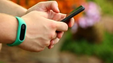 Smartphone bilezik mans el baskı Bahçe görüntüleri