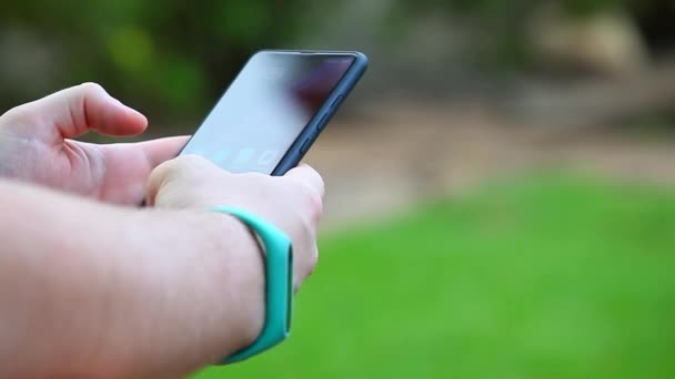 Smartphone Pulsera Mans Manos Imprimir Imágenes Jardín Verano — Vídeo de stock