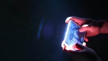 Smartphone eller koyu arka plan