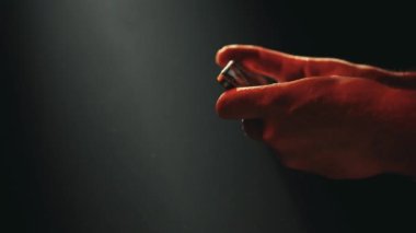 Smartphone eller koyu arka plan