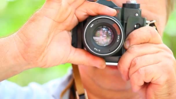 Oude Camera Fotograaf Schieten Beelden Van Natuur — Stockvideo