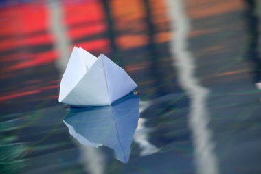 Kağıt tekne Yüzme Havuzu