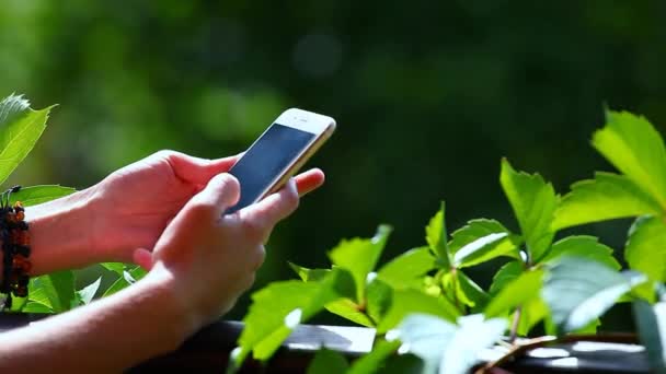 女孩夏日花园智能手机 — 图库视频影像