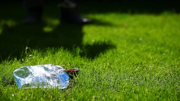Botella Plástico Jardín Limpio — Vídeo de stock