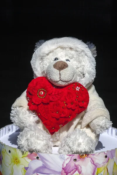 Wool Bear Red Heart Paper Box — стоковое фото