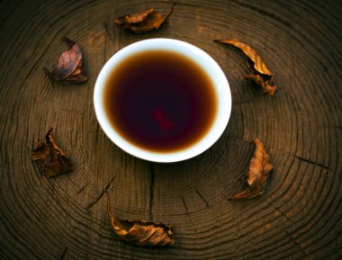 Siyah Çin çayı Puer cam sonbahar yaprak Ahşap daire 