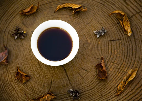 Black Chinese Tea Puer Glass Autumn Leaf Wooden Circle — Stock Photo, Image