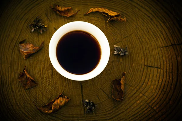 Schwarzer Chinesischer Tee Puer Glas Herbst Blatt Hölzernen Kreis — Stockfoto