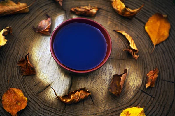 Czarna Chińska Herbata Puer Szkła Jesień Liść Drewniane Koła — Zdjęcie stockowe
