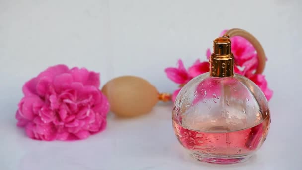 Glass Parfém Láhev Vody Kapky Růže Květiny — Stock video