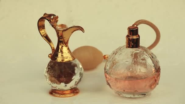 Botella Perfume Vidrio Gotas Agua Jarra Oro — Vídeo de stock