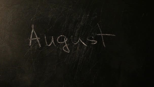 Schwarze Tafel Monat August Text — Stockvideo