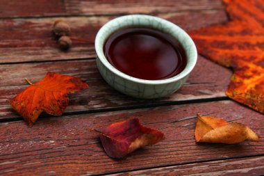 Siyah Çin çayı sonbahar bahçe yapraklar 