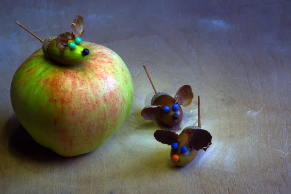 Apfel Eichel Holztisch — Stockfoto