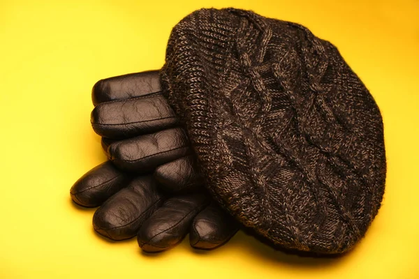 Vintage Herfst Mans Hat Handschoenen Gele Achtergrond — Stockfoto