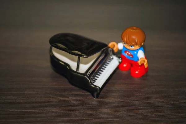 Piano Transport Leksak Man — Stockfoto