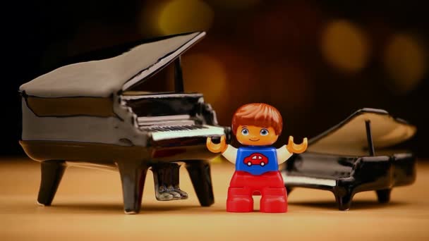 Фортепіано Перевезення Іграшка Людина Кадри — стокове відео