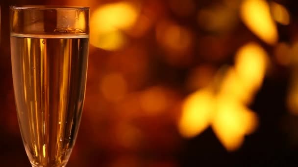 Champagne Två Glasögon Guld Bokeh Film — Stockvideo